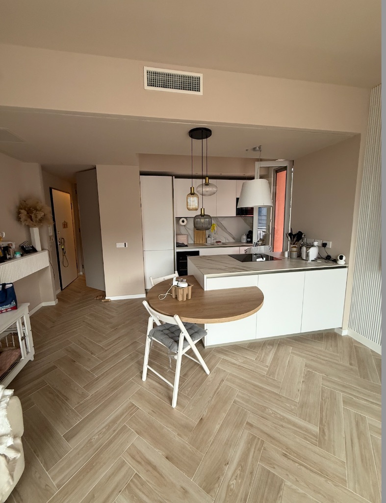 Cucina con penisola e tavolo a mezzaluna